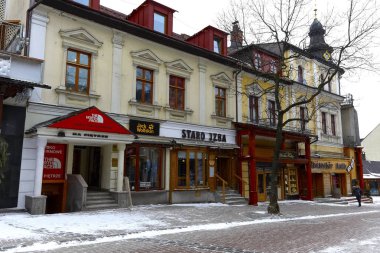 Zakopane, Polonya - 19 Mart 2018: Kiralık ev Krupowki Sokağı'nda yer alır. Bu tuğla ev 19 ve 20. yy silsilesi uzanıyor ve yerel olarak Leisten'ın evi olarak bilinen.