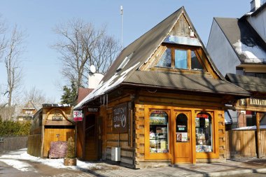 Zakopane, Polonya - 22 Mart 2018: Küçük bir kitapçı ve diğer iş faaliyetleri evler. Bina dik bir çatı ile örtülüdür.