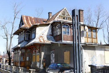 Zakopane, Polonya - 22 Mart 2018: ihmal, gibi görünüyor Ahşap Bina, tarihi civarında 1896. Bina müzik okulu koltuğunda eskiden geçmişte.