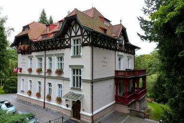 Marianske Lazne, Çek Cumhuriyeti - 12 Eylül 2017: Binanın nispeten basit yapısı ile seramik fayans kaplı dekoratif bir çatı birçok yamaçları ile dekore edilmiştir. 