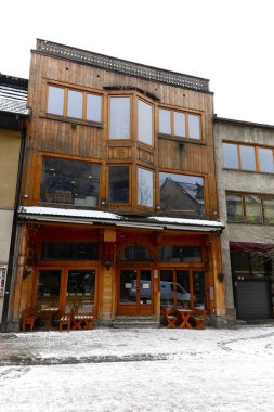 Zakopane, Polonya - 19 Mart 2018: Ahşap cephe ile bina sokak Krupowki görülür. Yerel Karcma Po Zboju bilinen ünlü bir restoran bina evler