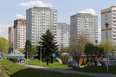 Varşova, Polonya - 14 Nisan 2018: büyük prekast beton döşeme inşa edilmiştir çok aile binalar. Bu yerel olarak Goclaw denilen kentin ilçelerinden biri olan parçasıdır