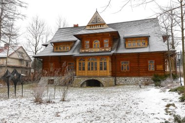 Zakopane, Polonya - 17 Mart 2018: Villa Oksza adlı klasik ev bu ahşap ev bölgenin geleneksel tarzda inşa edilmiştir. Günümüzde bu bina Tatra müze evler