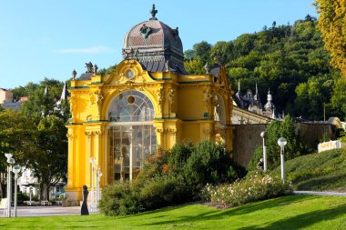 Marianske Lazne, Çek Cumhuriyeti - 12 Eylül 2017: Colonnade bina ve kamu parki Mahallesi'nde verir bu kaplıca kenti hastalarda güzel bir şehir manzarası