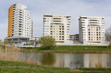 Varşova, Polonya - 15 Nisan 2018: Çağdaş çok katlı binaları gölün yerel olarak Przyczolek Grochowski olarak adlandırılan şehir bölge görülür 