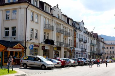 Zakopane, Polonya - 15 Ağustos 2017: Kosciuszki Sokağı'nın genel görünümü. Birçok tarihi kiralık evler ve cadde boyunca araba park, ayrıca bir kaç kişi görünür.