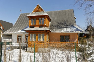 Zakopane, Polonya - 22 Mart 2018: A geri 20. yüzyılın ilk çeyreğinde tarih aile bina çitin arkasında bir güneşli kış gününde görülür. Bu evi dik çatı ile örtülüdür 