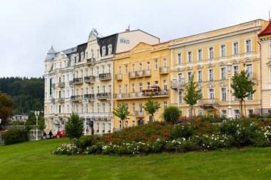 Marianske Lazne, Çek Cumhuriyeti - 10 Eylül 2017: At Goethe'nin Meydanı, güzel binada artış yukarıda genel park evleri.