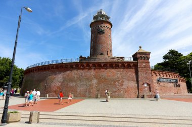 Kolobrzeg, Polonya - 20 Haziran 2017: tuğla yapılan bir deniz feneri onun ihtişamını iskele tarafındaki görülür. Bu şehirde en çok ziyaret edilen yerlerinden biridir.