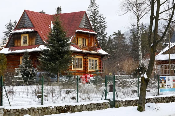 Zakopane Polen März 2018 Eine Hölzerne Villa Mit Einem Steilen — Stockfoto