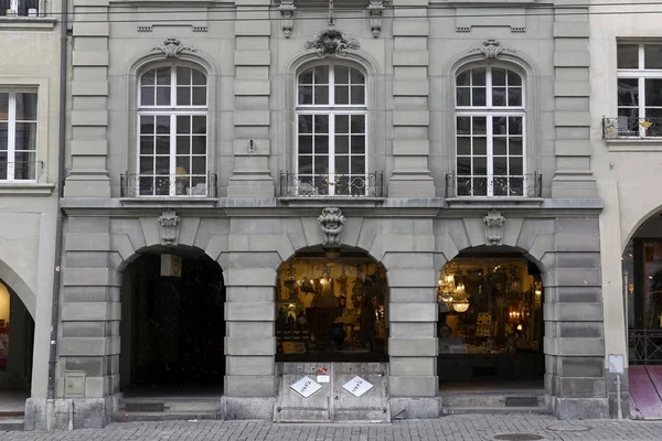 Switzerland Bern Lutego 2018 Zabytkowej Kamienicy Arkadami Duże Okna Drzwi — Zdjęcie stockowe