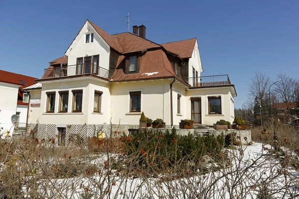 扎科帕内 2018年3月22日 在蓝天背景下的砖砌建筑是当地名为 Skalnica 的宾馆 原名为米拉贝拉 这所房子可追溯到1929 — 图库照片