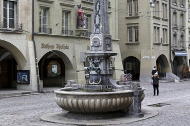 Bern İsviçre - 19 Şubat 2018: Bir büyük oval taş kase 1778 için uzanan bir çeşme. Bu çeşme eski şehrin ana caddesi üzerinde yer alan Kreuzgass bir parçasıdır.