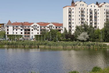 Varşova, Polonya - 06 Mayıs 2018: Yakın doğa çok katlı evlerde yaşamak Goclaw Emlak sakinleri. Bir göl ve yeşillikler içinde bir sürü.