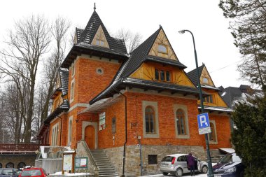 Zakopane, Polonya - 19 Mart 2018: Tarihsel tuğla bina. Bu bina 1880 yılında inşa edilmiş, sonra 1902 BT yangında yerel olarak Dworzec Tatrzanski bilinen sonra yeniden