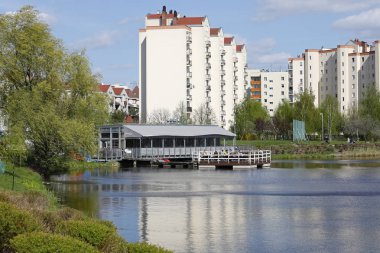 Varşova, Polonya - 19 Nisan 2018: göl kıyısı tarafından bir kafe küçük bir binada, bir biraz daha uzakta aynı yüksek konut. Şehrin bu bölgesinde yerel olarak Goclaw denir