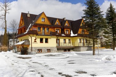 Zakopane, Polonya - 21 Mart 2018: Tatil evi Koscielec yerel adını taşıyan bir güneşli kış gününde görünür. Jurek adlı eski holiday resort aynı yerde yer oldu.