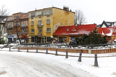 Zakopane, Polonya - 19 Mart 2018: Kentin peyzaj kış gün boyunca. Eski kiralık evler ve diğer mimari nesneleri görülebilir