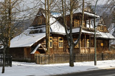 Zakopane, Polonya - 21 Mart 2018: Akşam ışık ışınları eski ahşap villa görülür. Bu ahşap ev yerel olarak Koszysta olarak adlandırılır ve 1902 için uzanıyor.