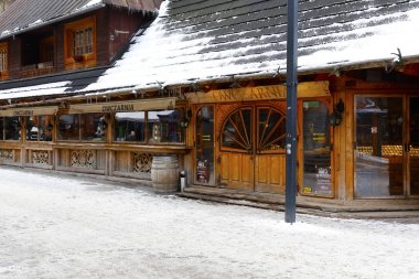 Zakopane, Polonya - 21 Mart 2018: Bölgesel Dekoratif-süsleme elementler ile ahşap cephe bir bölgesel bir restoranın bir giriş kapısı ile penceredir.