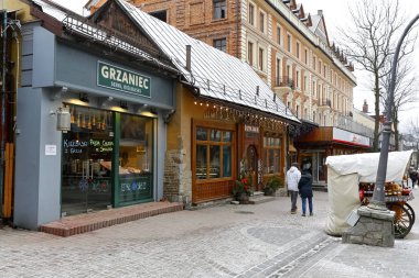 Zakopane, Polonya - 17 Mart 2018: Bir sokak Krupowki denir. Birçok küçük ve büyük restoranlar ve dükkanlar çok çeşitli ürünler sunan.