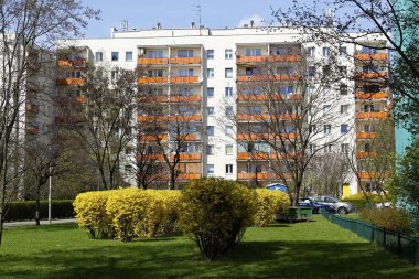 Varşova, Polonya - 14 Nisan 2018: çok aile binalar yapılmış beton döşeme Prefabrik. Bu yerel olarak Goclaw adında bir bölgeye parçasıdır