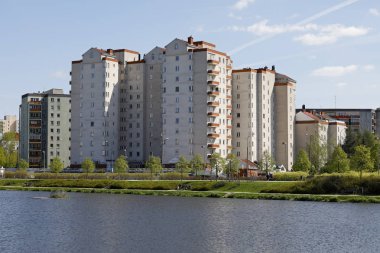 Varşova, Polonya - 19 Nisan 2018: Bir toplu konut bölgesinde şehrin bir göl üzerinde yerel olarak Goclaw aradı. Burada sen-ebilmek görmek çok katlı konut