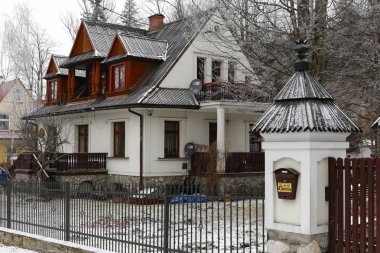 Zakopane, Polonya - 17 Mart 2018: Konut ev içinde bir kış manzarası görülür. Bu tesis genel Villa Pod Niedzwiadkiem bilinir ve yaklaşık 1921 yılında inşa edilmiş