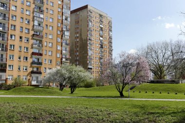 Varşova, Polonya - 14 Nisan 2018: konut binalar büyük prekast beton döşeme inşa. Bu şehir ilçe yerel olarak Goclaw denir 