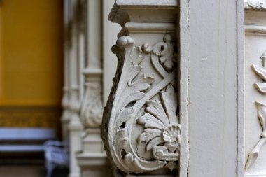 Marianske Lazne, Çek Cumhuriyeti - 10 Eylül 2017: Dekoratif öğe sütun kendi güzellik için bilinen bu colonnade güzelleştirmek için yerleştirilir