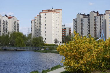 Varşova, Polonya - 19 Nisan 2018: göl kıyısında çok katlı konut vardır. Şehrin bu bölgesinde yerel olarak Goclaw denir