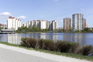 Varşova, Polonya - 19 Nisan 2018: site içinde göl kenarında. Şehrin bu bölgesinde yerel olarak Goclaw denir