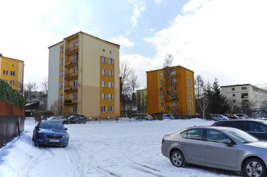 Zakopane, Polonya - 21 Mart 2018: Birkaç özdeş çok aile evleri ile bir site içinde. Binalar, yanındaki otoparkta araba vardır ve tüm bu kış manzarası içinde gösterilir.