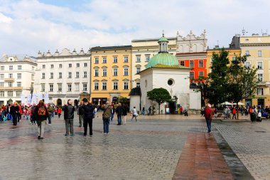 Krakow, Polonya - 25 Mayıs 2017: The Market Square ve bir küçük kilise St. Wojciech Ayrıca çok sayıda turistin şehir gezi görülebilir