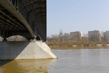 Varşova, Polonya - 08 Nisan 2018: sütunlar ve yerel olarak Slasko Dabrowski denir köprünün çelik yapı. Vistula öbür ucunda bir toplu konut var