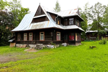 Zakopane, Polonya - 07 Ağustos 2017: kimin Eğimli çatı 20. yüzyılın ilk çeyreğinde geri saclar tarihleri ile kaplı konut bina.