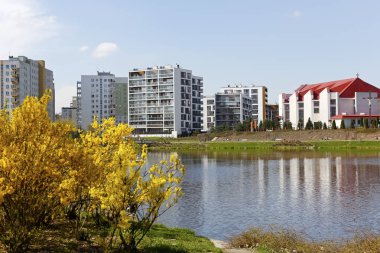 Varşova, Polonya - 14 Nisan 2018: Çok katlı binalar, bir kilise, yeşil alanları ve göl bir ilçe şehrin tüm form parçası yerel olarak Goclaw adı verilen