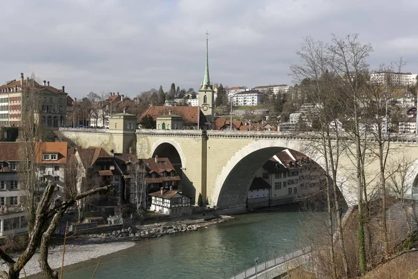 伯尔尼瑞士 2018年2月14日 这里有一座石桥 一个教堂的塔和房子 Aare 河的水流 — 图库照片