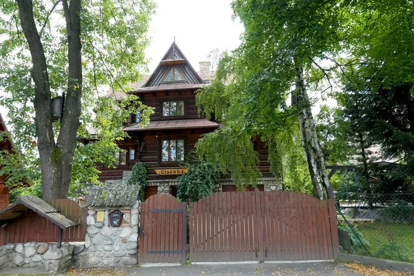 扎科帕内 2017年8月15日 在门的后面有一座有传统建筑特色的大别墅 这所房子从年大约1939被命名 Cisowka 现在能看见在树之间 — 图库照片