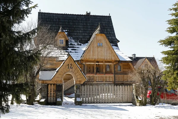 ザコパネ ポーランド 2018 急勾配の屋根を持つ木造の家族の家は 帯状疱疹で覆われています ここ閉鎖は木製の門があります — ストック写真