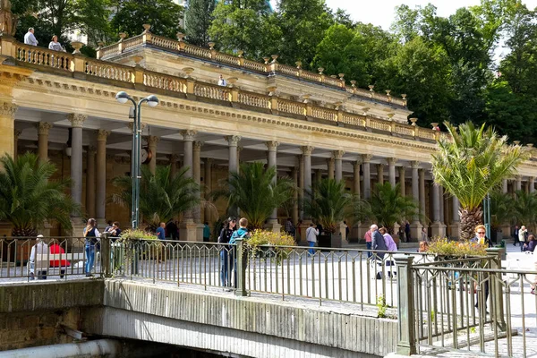 Karlovy Vary, Çek Cumhuriyeti - 11 Eylül 2017: Mill Colonnade önü yoğun dekore edilmiştir ve bu tesisi en çok ziyaret edilen spa binalardan biridir.