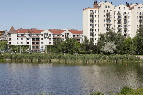 Varşova, Polonya - 06 Mayıs 2018: Yakın doğa çok katlı evlerde yaşamak Goclaw Emlak sakinleri. Bir göl ve yeşillikler içinde bir sürü.