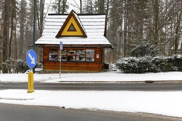 Zakopane Polonia Marzo 2018 Paisaje Invernal Hay Quiosco Junto Calle — Foto de Stock