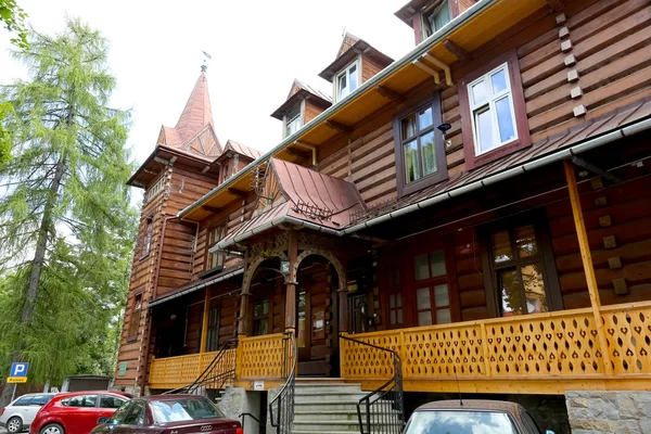 Zakopane, Polonya - 15 Ağustos 2017: Ahşap villa Pod Matka Boska adında, on dokuzuncu yüzyılın sonunda inşa edilmiş, bir sanatoryum eskiden. Şu anda, burada konut bir topluluk var.