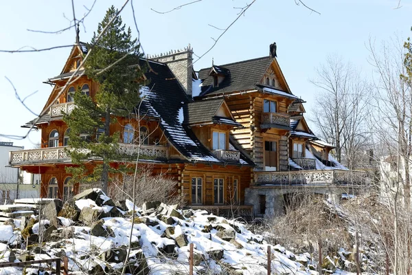 Zakopane Polonia Marzo 2018 Vieja Grande Casa Madera Parece Estar — Foto de Stock