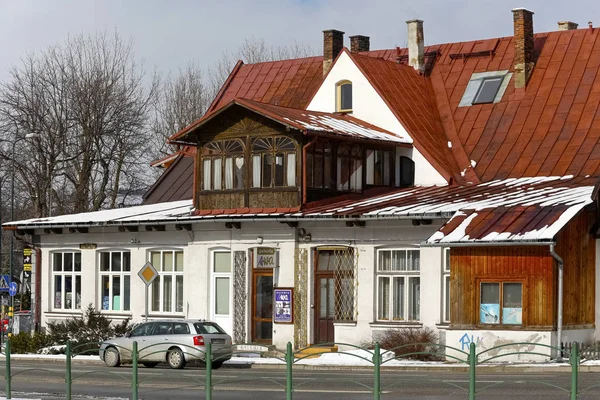 Zakopane, Polonya - 21 Mart 2018: geri erken yirminci yüzyılın tarihleri, villa, eğimli bir çatı ile örtülüdür. Binanın genel Ochotnicki ev olarak bilinir.