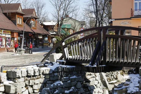 Zakopane Polonia Marzo 2018 Ponte Legno Sul Ruscello Sul Lungomare — Foto Stock