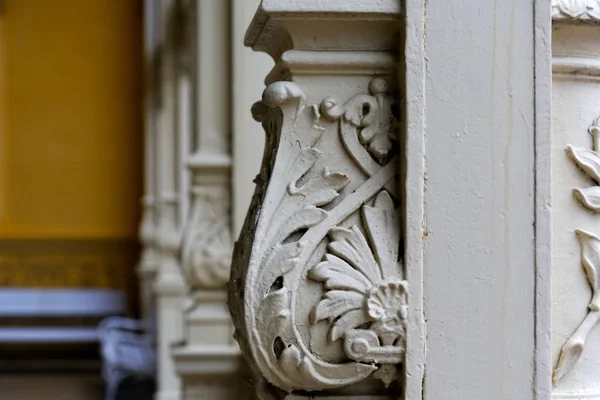 柱の装飾的な要素は独自の美しさで知られているこの列柱を美化するために配置されますマリアーンスケー ラーズニェ チェコ共和国 2017 — ストック写真