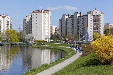 Varşova, Polonya - 14 Nisan 2018: gölün olduğu yayalar için bir yol ve biraz daha da çok katlı binalar, bir bölgeye parçası yerel olarak Goclaw denir