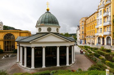 Marianske Lazne, Çek Cumhuriyeti - 10 Eylül 2017: Burada şehir Spa tesislerinde bahar çapraz Pavyonu ve diğer evler arasında çoğu kez güzel mimari öyle görülüyor.